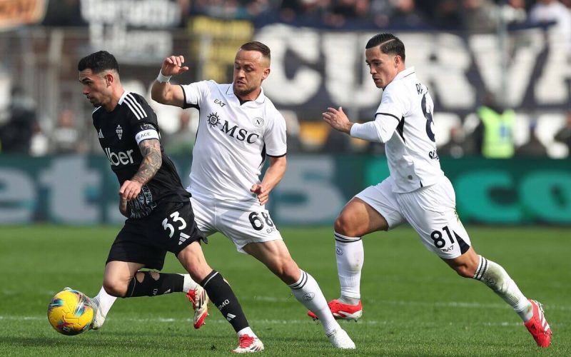 Lobotkuv agent uklidnuje napoli conte je pro nej jako otec 1762880432871