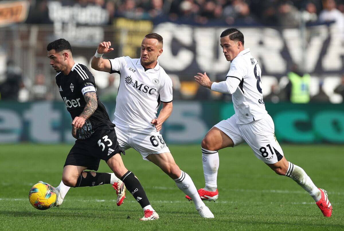 Lobotkuv agent uklidnuje napoli conte je pro nej jako otec 1762880432871