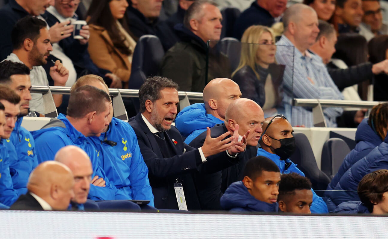 Paratici uz stoji na rozcesti vanoli u fiorentiny na pokraji 1766919680786