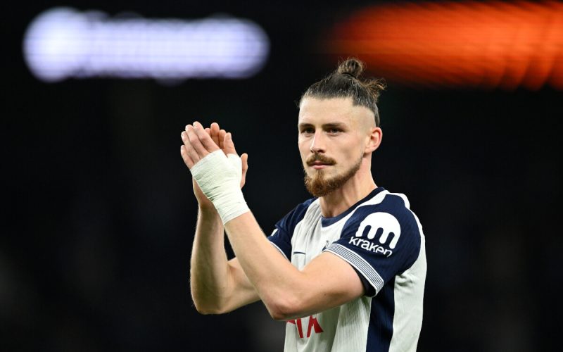 Fiorentina se hlasi do boje o stopera tottenhamu radu dragus 1767790870542