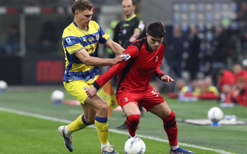 Milan ziskava zpet zraneneho obrance pred derby s interem 1772816420515